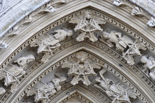 Mantes la Jolie; França - 18 de outubro de 2016: gótico Notre Dame co — Fotografia de Stock