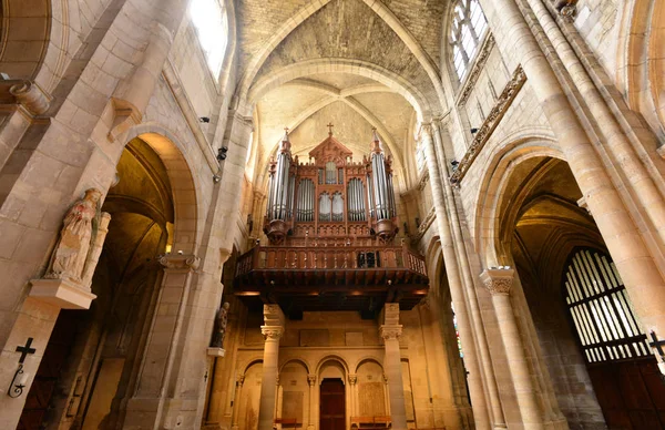 Poissy; Francia - 2 de mayo de 2016: iglesia colegiata gótica — Foto de Stock