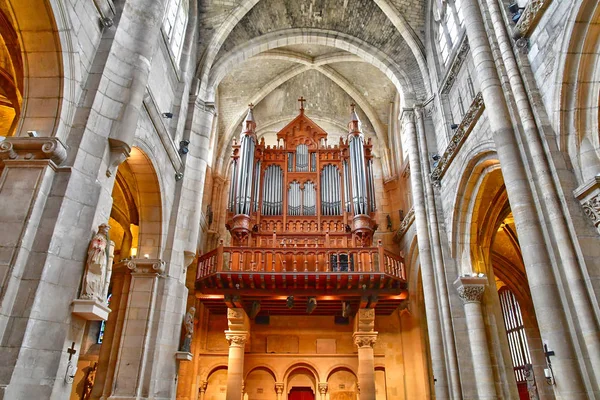 Poissy; Francia - 26 de octubre de 2016: pintoresca iglesia colegiata — Foto de Stock