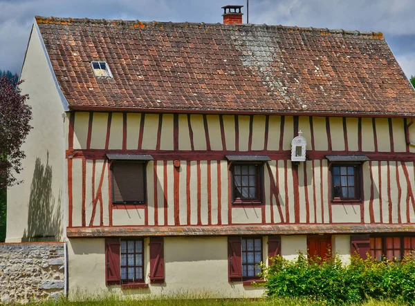 Jumieges, Francie - 22 června 2016: starý dům — Stock fotografie