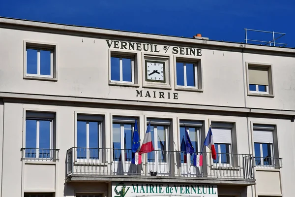 Verneuil sur Seine, Francia - 24 de septiembre de 2016: Ayuntamiento — Foto de Stock