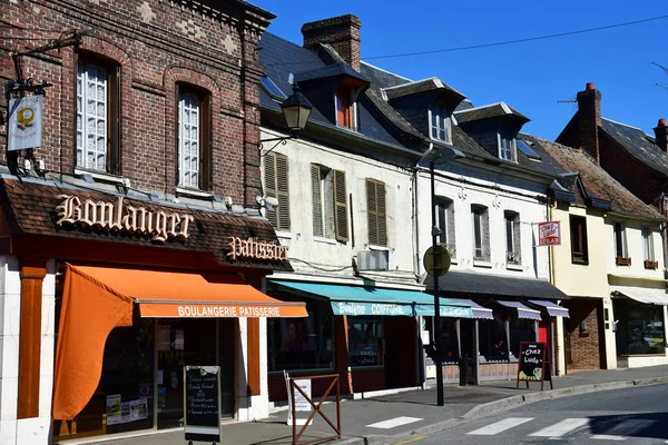 Charleval, Francia - 7 de septiembre de 2016: calle principal —  Fotos de Stock