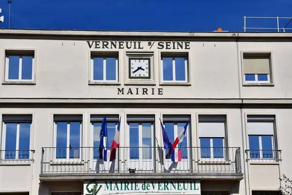 Verneuil sur Seine, Francia - 24 de septiembre de 2016: Ayuntamiento — Foto de Stock