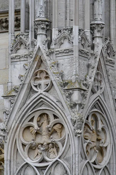 Mantes la Jolie; France - october 18 2016 : gothic Notre Dame co — стокове фото