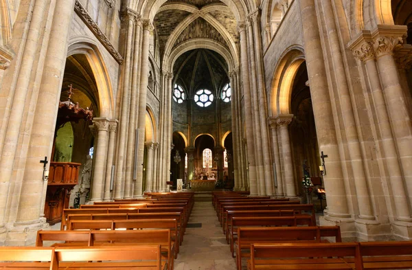 Poissy; Frankrike - maj 2 2016: gotiska collegiate church — Stockfoto