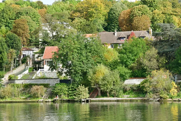 Triel sur Seine, France - october 17 2016 : Seine riverside — Stock Photo, Image