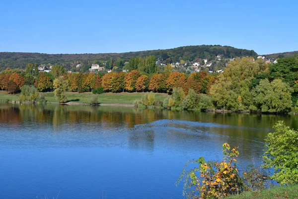 Verneuil sur Seine, France - october 22 2016 : Gallardon pond — Φωτογραφία Αρχείου