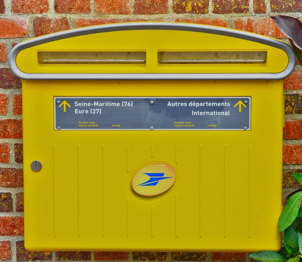 Le Mesnil sous Jumieges, França - 22 de junho de 2016: correio amarelo bo — Fotografia de Stock