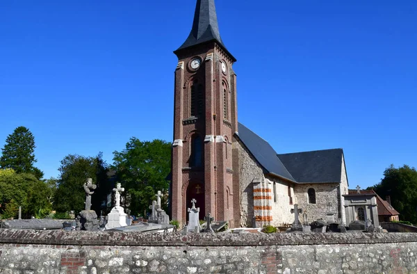 Vascoeuil, Frankrike - oktober 4 2016: Saint Martial kyrka — Stockfoto