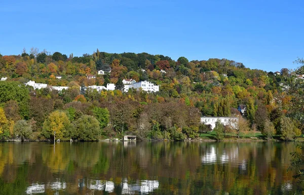 Meulan, Francia - 31 de octubre de 2016: pintoresca ciudad en otoño — Foto de Stock