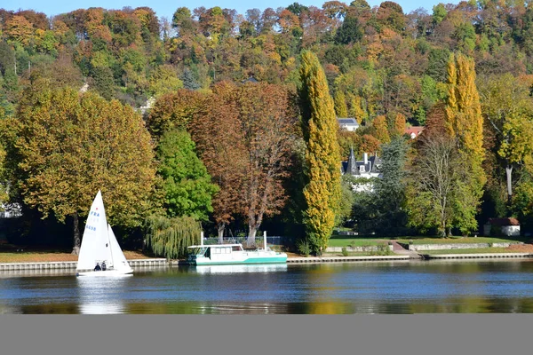 MEULAN, Frankrike - 31 oktober 2016: pittoreska stad under hösten — Stockfoto