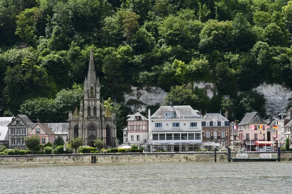 La Bouille, Frankrijk - 22 juni 2016: dorp en de rivier de Seine — Stockfoto