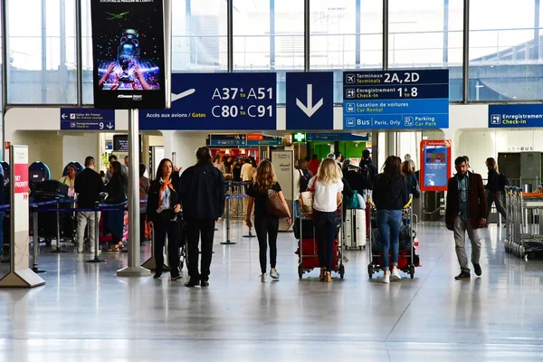 Roissy, Frankrike - juli 6 2016: Charles de Gaulle-flygplatsen — Stockfoto