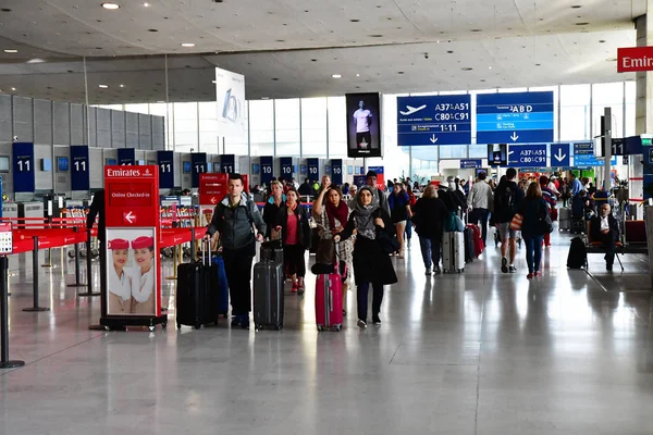 Roissy, Frankrike - juli 6 2016: Charles de Gaulle-flygplatsen — Stockfoto