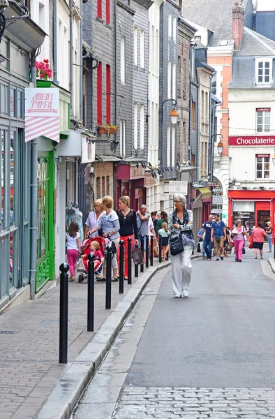 Honfleur, Francia - 18 de agosto de 2016: pintoresca ciudad en verano —  Fotos de Stock