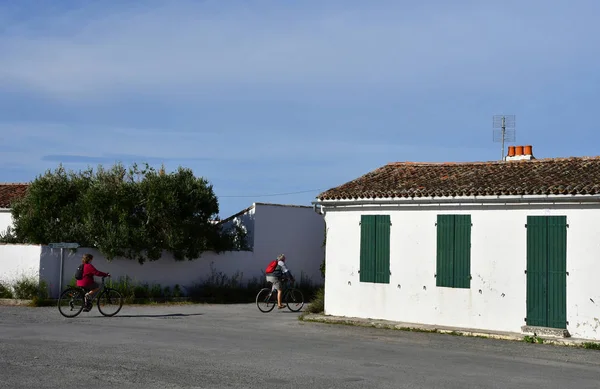 Loix, França - 26 de setembro de 2016: pitoresca aldeia no outono — Fotografia de Stock