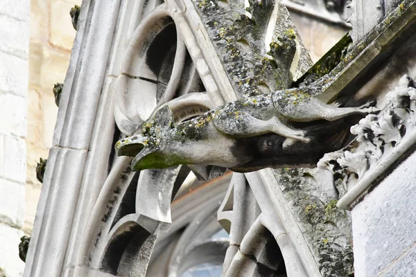 Mantes la Jolie; Francia - 18 de octubre de 2016: gótico Notre Dame co —  Fotos de Stock