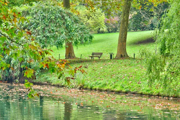 Poissy; Frankrijk - 26 oktober 2016: pittoreske Messonier park — Stockfoto