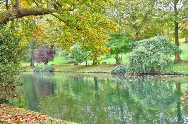 Poissy; Francia - 26 ottobre 2016: pittoresco parco Messonier — Foto Stock