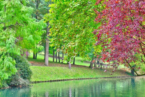 Poissy; Francia - 26 ottobre 2016: pittoresco parco Messonier — Foto Stock