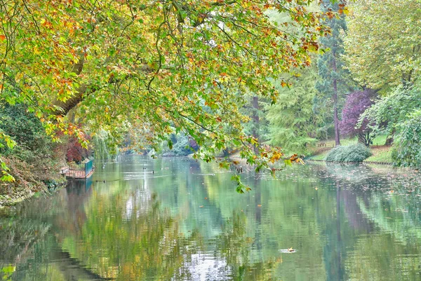 Poissy; Francia - 26 de octubre de 2016: pintoresco parque Messonier —  Fotos de Stock