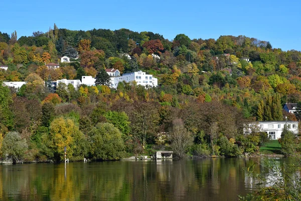 Meulan, Francia - 31 ottobre 2016: pittoresca città in autunno — Foto Stock