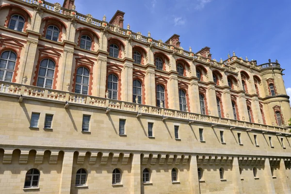 Saint Germain en Laye, Francia - 2 de mayo de 2016: casco antiguo histórico — Foto de Stock