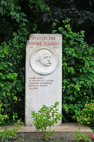 Ry, Francja - 23 czerwca 2016: Stela Gustave Flaubert — Zdjęcie stockowe