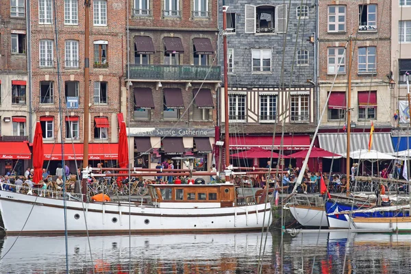 Honfleur, Frankrike - augusti 18 2016: gamla hamnen — Stockfoto