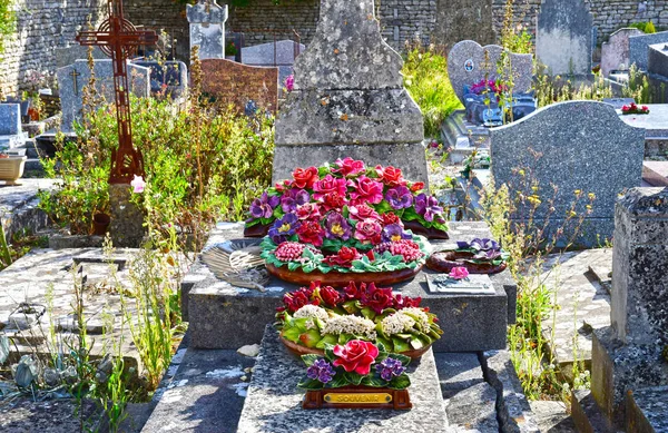 Schöner Garten Granit Wasserfall Teich — Stockfoto © ronyzmbow #8977171