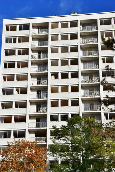 Les Mureaux, Francia - 5 novembre 2016: vecchio edificio prima della demo — Foto Stock