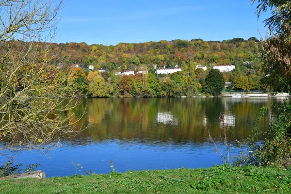 Meulan, Francia - 31 de octubre de 2016: Ribera del Sena — Foto de Stock