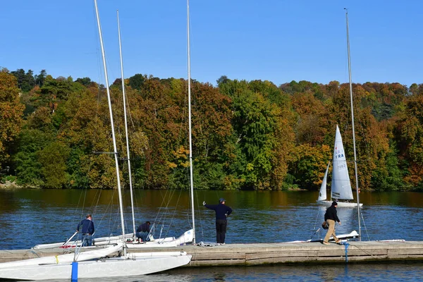 Meulan, france - oktober 31 2016: malerische stadt im herbst — Stockfoto