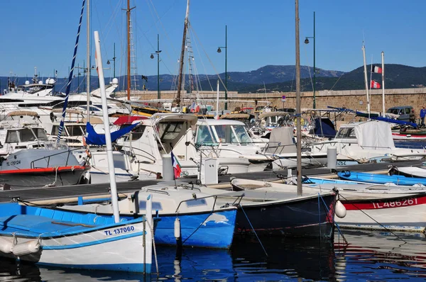 Saint Tropez; Francie - 18 duben 2016: malebné staré město s — Stock fotografie