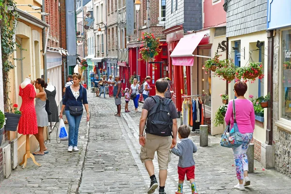 Honfleur, Francia - 18 de agosto de 2016: pintoresca ciudad en verano — Foto de Stock