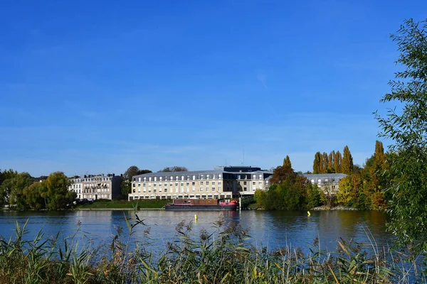 Meulan, Frankrijk - 31 oktober 2016: Seine riverside — Stockfoto