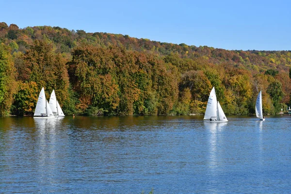 Meulan, Francia - 31 de octubre de 2016: pintoresca ciudad en otoño — Foto de Stock