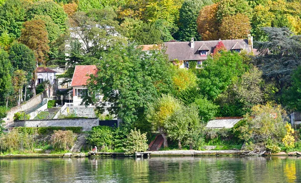 Triel sur Seine, France - october 17 2016 : Seine riverside — Stockfoto