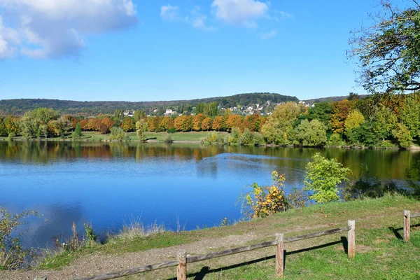 Verneuil sur Seine, France - October 22 2016: Gallardon pond — стоковое фото