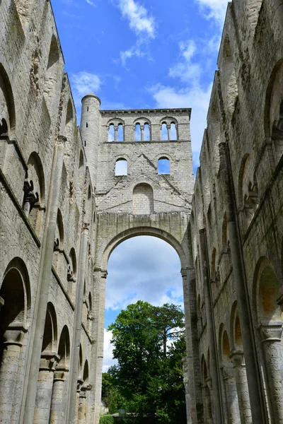 JUMIEGES, Frankrijk - 22 juni 2016: de abdij van Saint Pierre — Stockfoto