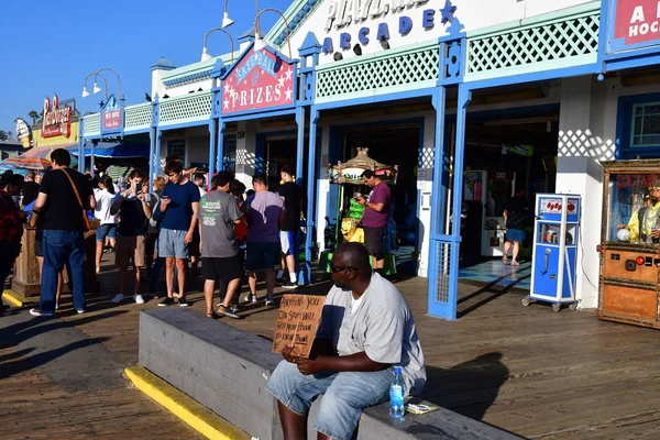 Santa Monica, California, Estados Unidos - 15 de julio de 2016: pintoresco muelle — Foto de Stock