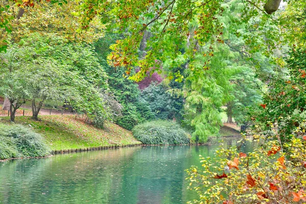 Poissy; Francia - 26 ottobre 2016: pittoresco parco Messonier — Foto Stock