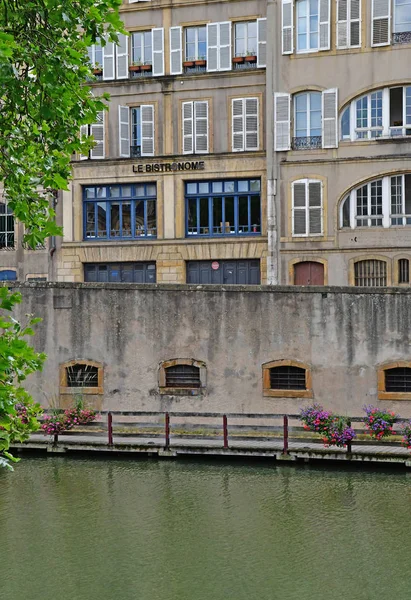 Metz, France - 25 juillet 2016 : vieille ville pittoresque en été — Photo