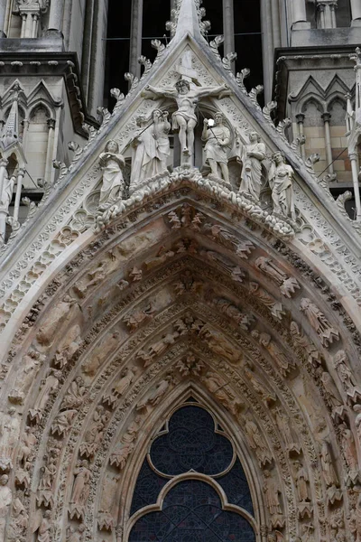 Reims, Francia - 25 de julio de 2016: Catedral de Notre Dame — Foto de Stock
