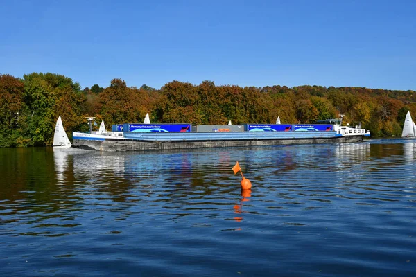 Meulan, Francia - 31 ottobre 2016: pittoresca città in autunno — Foto Stock