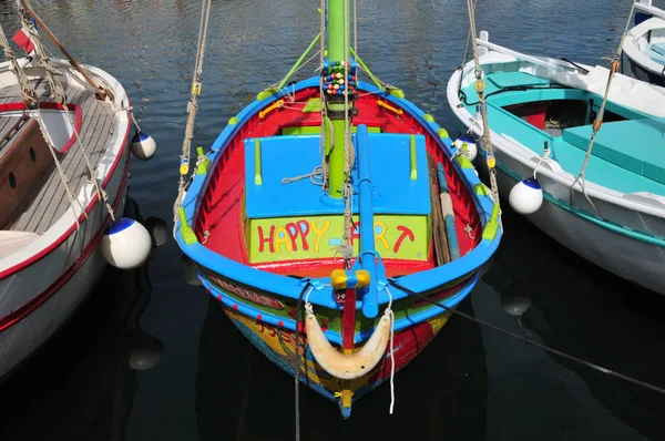 Sanary sur Mer, Francia - 20 de abril de 2016: la pintoresca ciudad —  Fotos de Stock