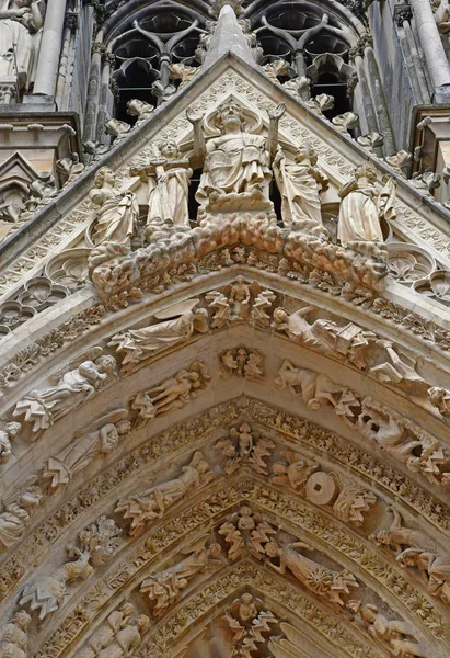 Reims, Frankrijk - 25 juli-2016: de Notre Dame kathedraal waar de — Stockfoto