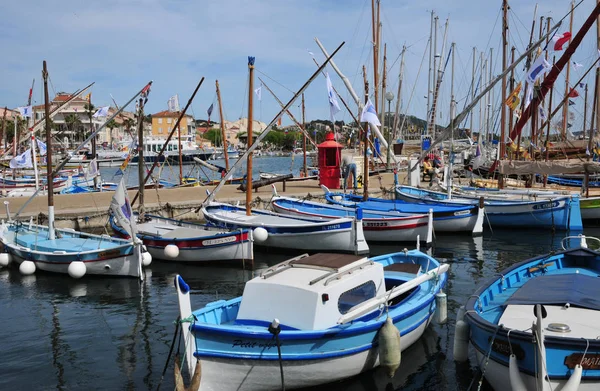 Sanary sur Mer, Fransa - 20 Nisan 2016: pitoresk şehir — Stok fotoğraf