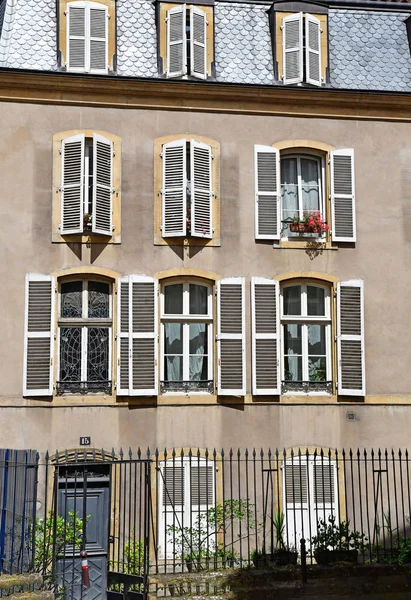 Metz, Frankrijk - 25 juli-2016: pittoreske oude stad in de zomer — Stockfoto