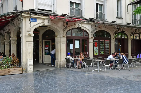 Reims, Francia - 25 de julio de 2016: pintoresca ciudad en verano — Foto de Stock